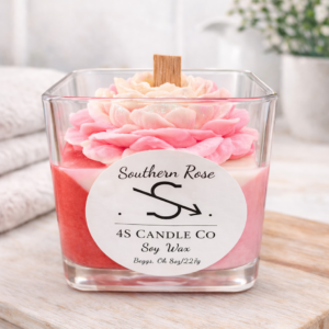 candle in a square clear vessel, tricolor candle with Pink, red, and white wax in a triangle stacked design, wood wick, straberry embeds. Front has the 4S Candle Co logo labeled with the name Southern Rose. Label has soy wax, Begs, Ok and 8oz/227g printed.
